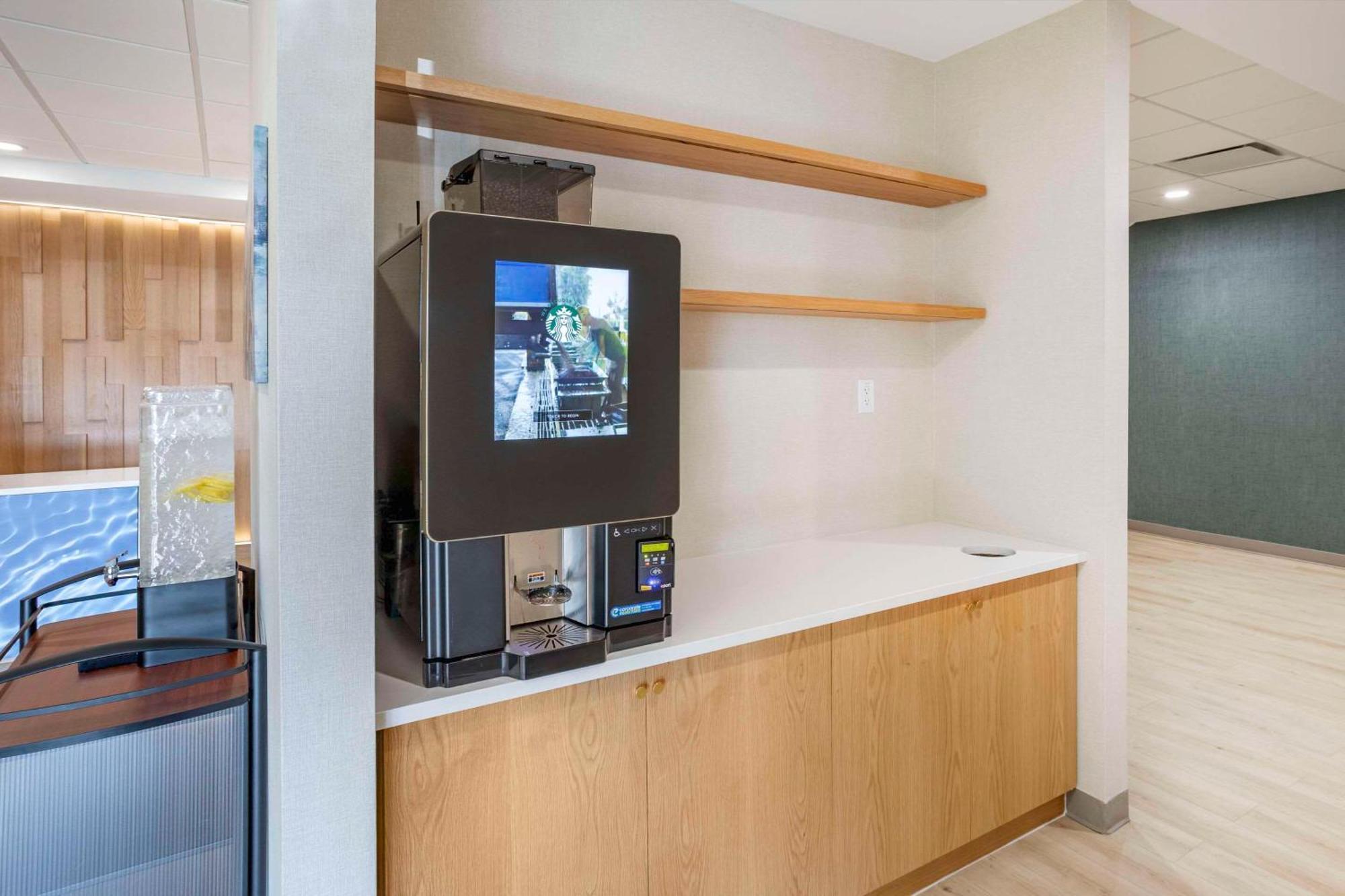 Comfort Inn & Suites Newark Liberty International Airport Exteriör bild