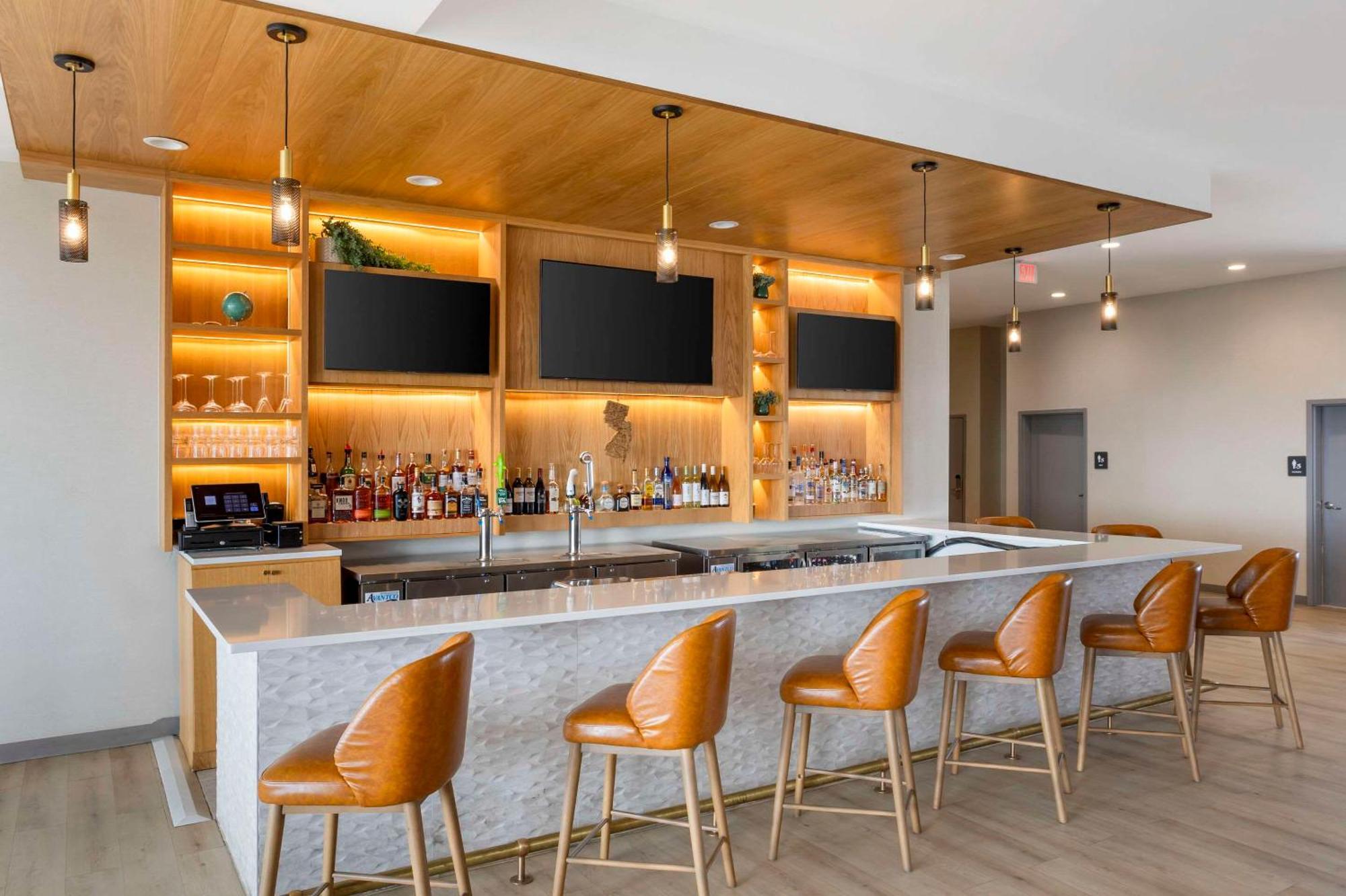 Comfort Inn & Suites Newark Liberty International Airport Exteriör bild