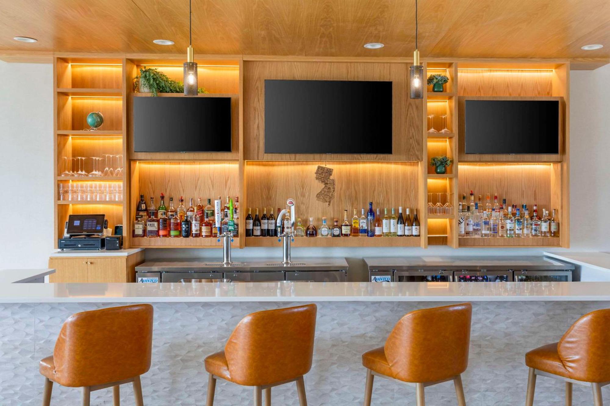 Comfort Inn & Suites Newark Liberty International Airport Exteriör bild